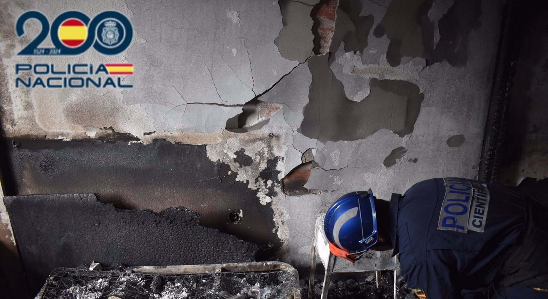 Actuación en la vivienda incendiada por un individuo que ha sido detenido.