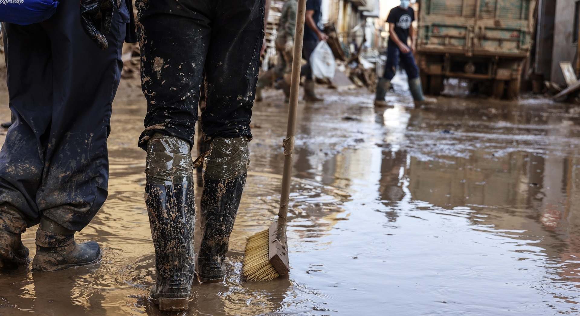 Varios voluntarios continúan la limpieza de las calles de Paiporta, Valencia