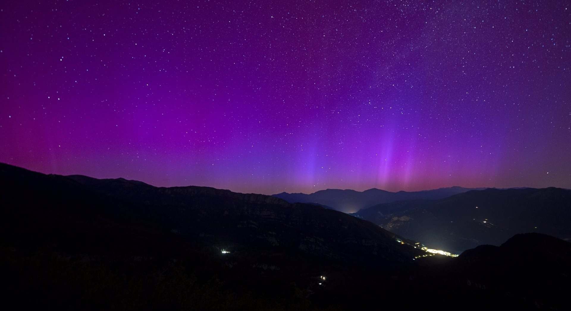 Aurora boreal desde el Mirador de la Figuerassa en Cercs, Barcelona. / Foto: EP