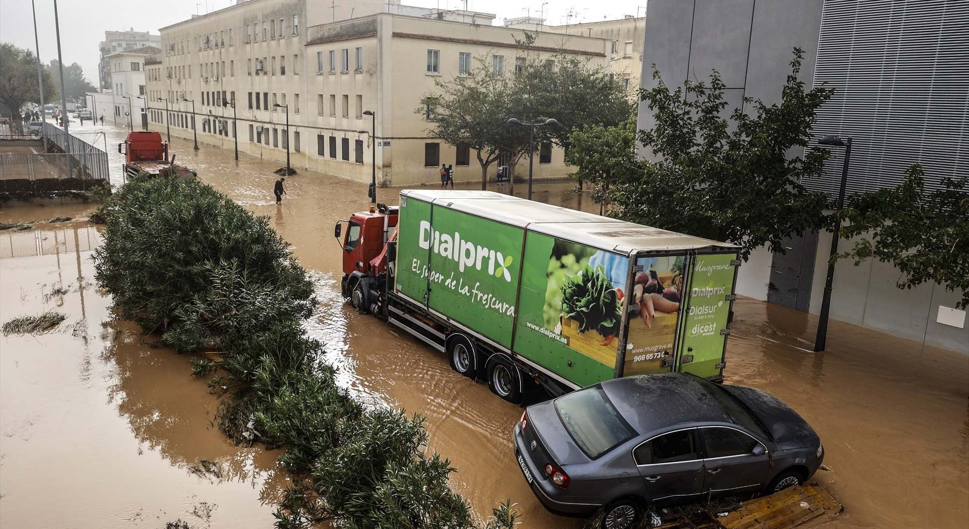Camiones y vehículos estacionados en mitad de las calles por la riada. / Rober Solsona - Europa Press