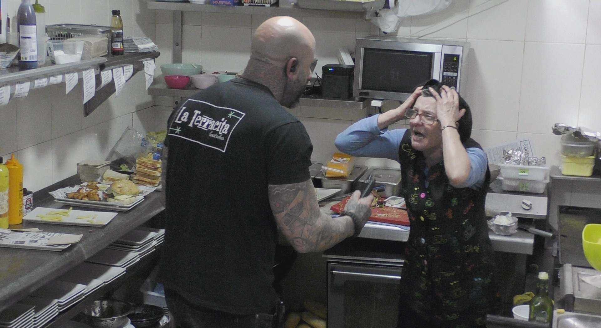 Jorge y Maite discutiendo en la cocina y llegando a las manos