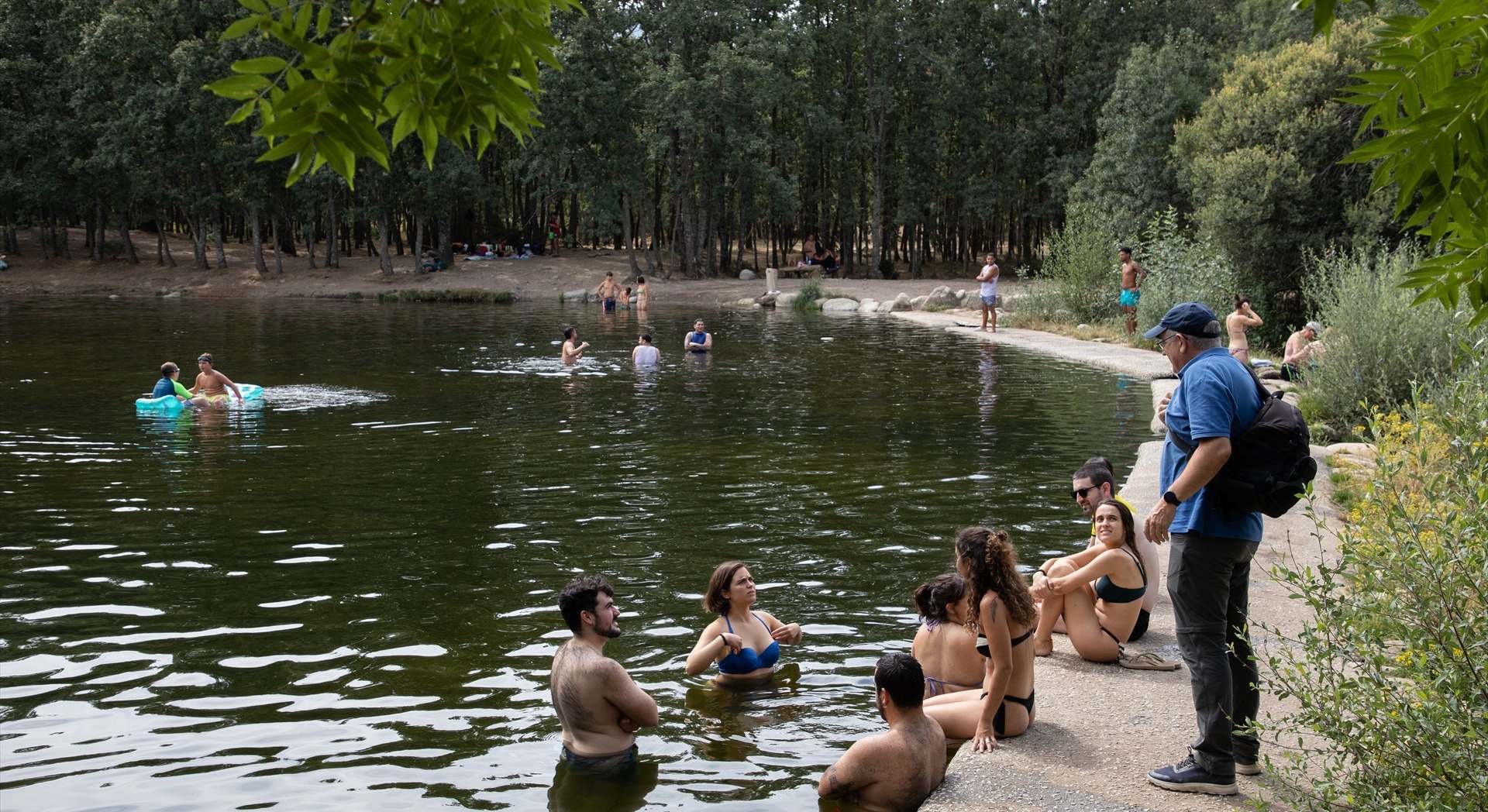 Varias personas se bañan en las Presillas, Rascafría (Madrid)