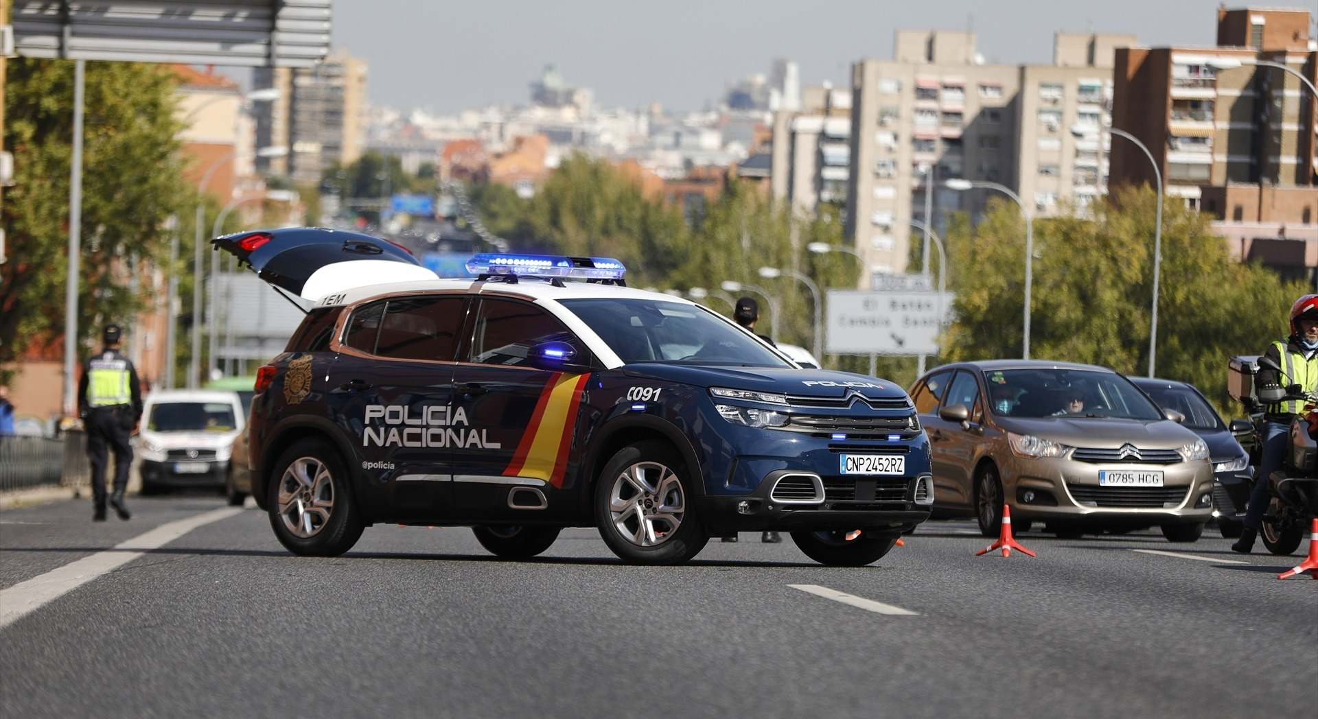 Agentes de la Policía Nacional en un control de la carretera. / Foto: EP