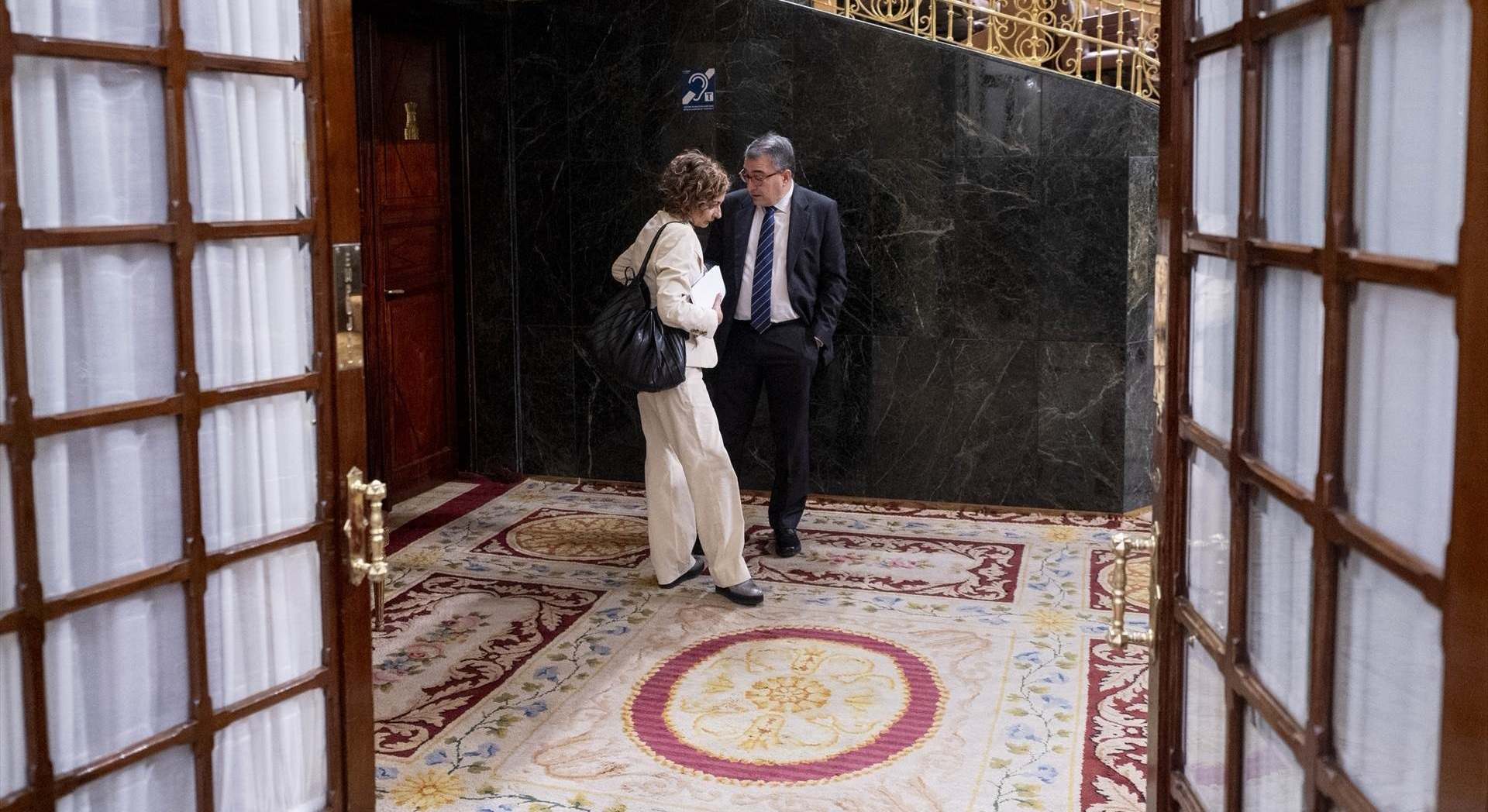 La ministra de Hacienda y el diputado del PNV Aitor Esteban.
