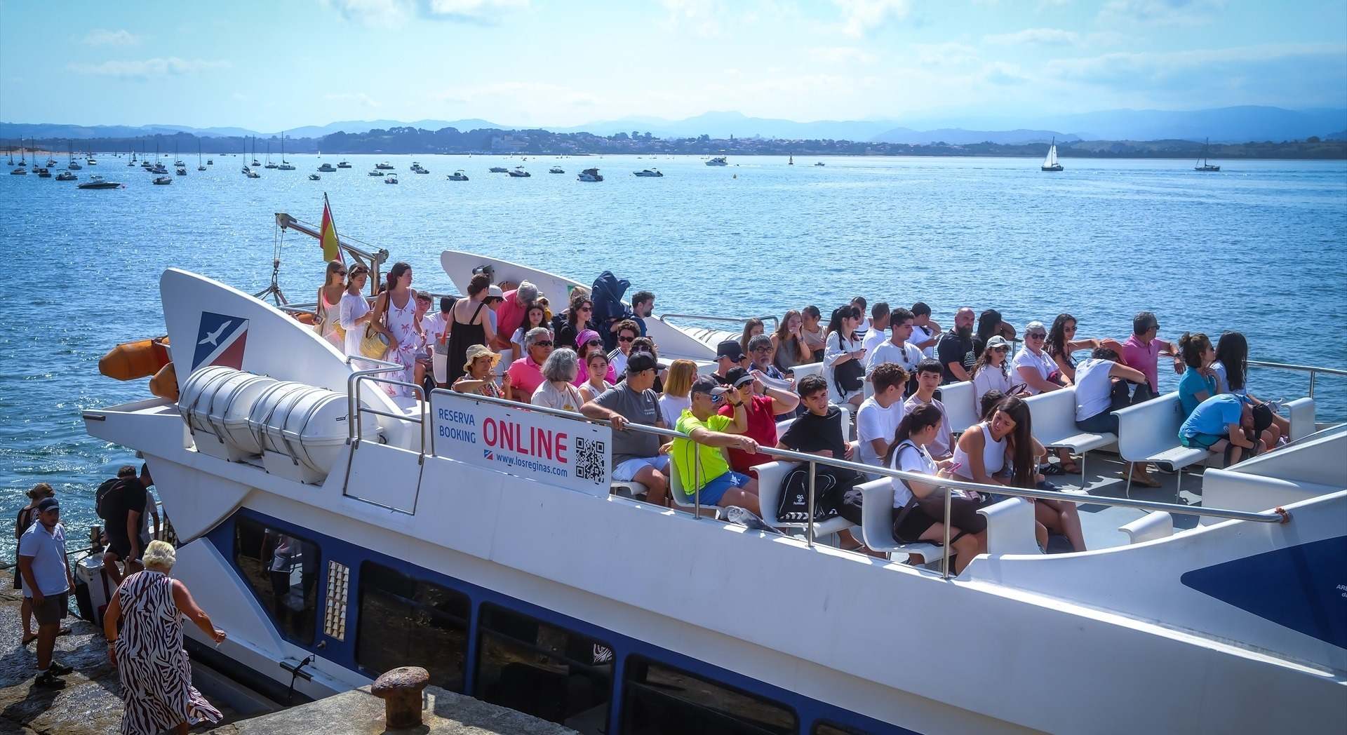 Barco de turistas de camino a la playa del Puntal, a 10 de agosto de 2025, en Santander, Cantabria