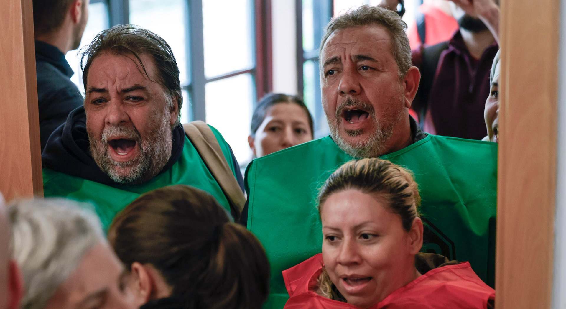 Manifestantes realizando el escrache.