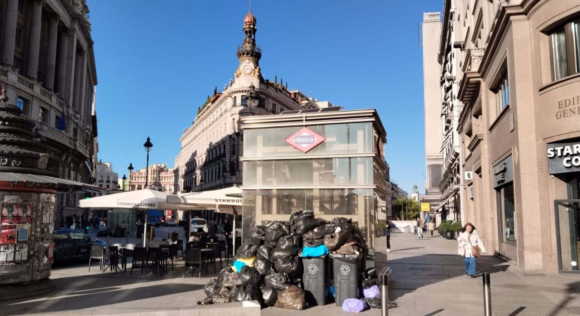 Unos contenedores del centro de Madrid con basura acumulada, pendiente de recoger. 