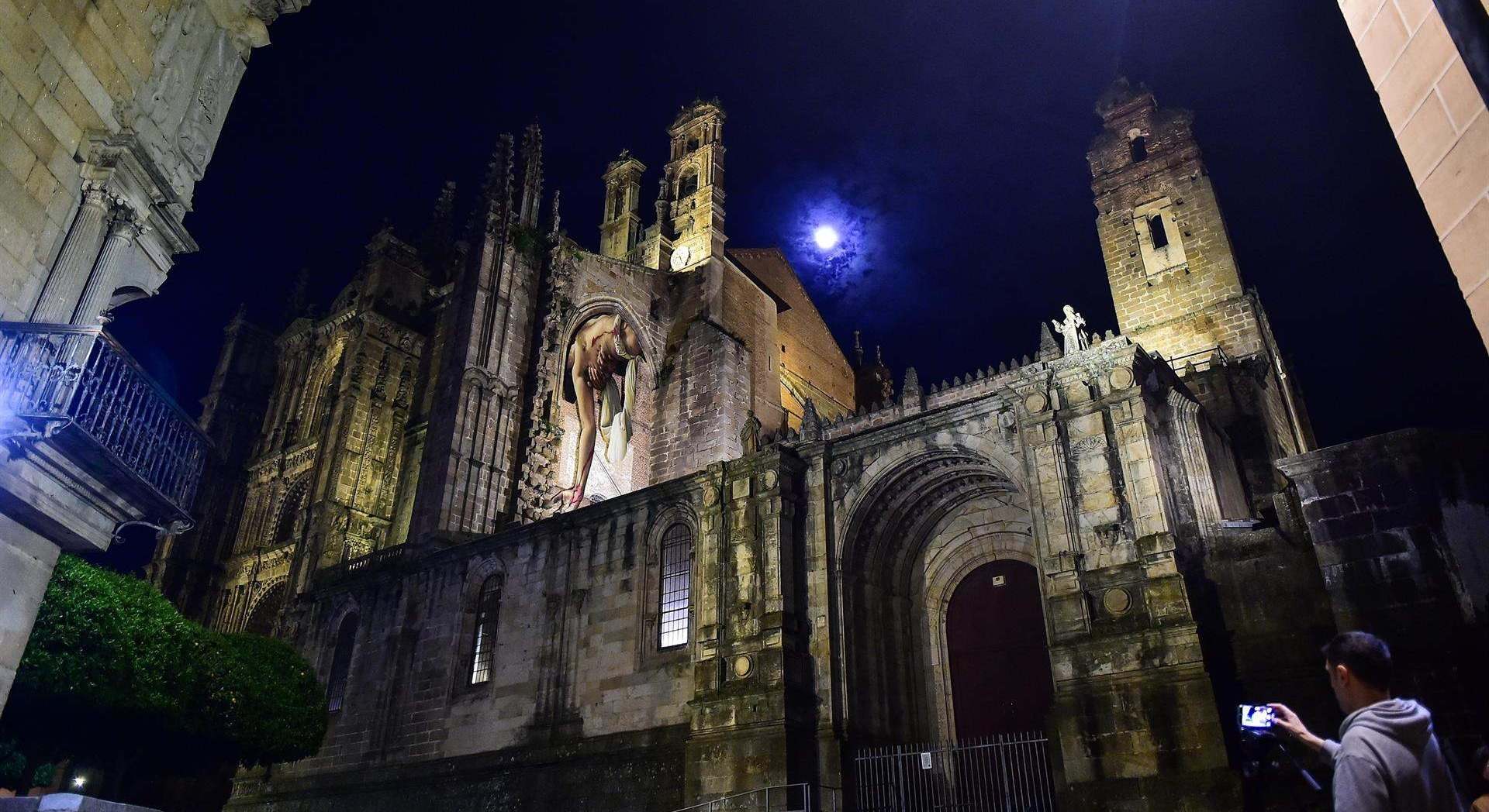 El mural de la Catedral de Plasencia apaga sus luces en apoyo a la Central de Almaraz