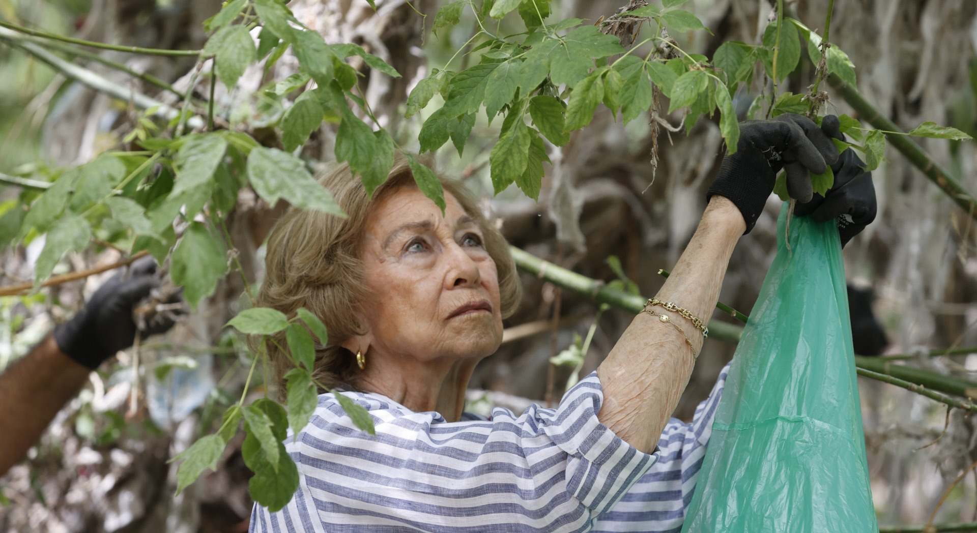 Doña Sofía, en la campaña Basuraleza, de Ecoembes