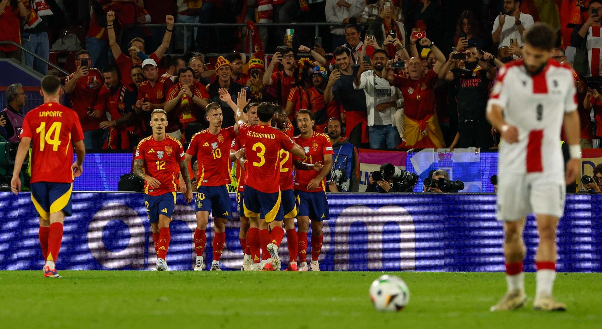 Los jugadores de la selección celebran el tercer gol ante Georgia