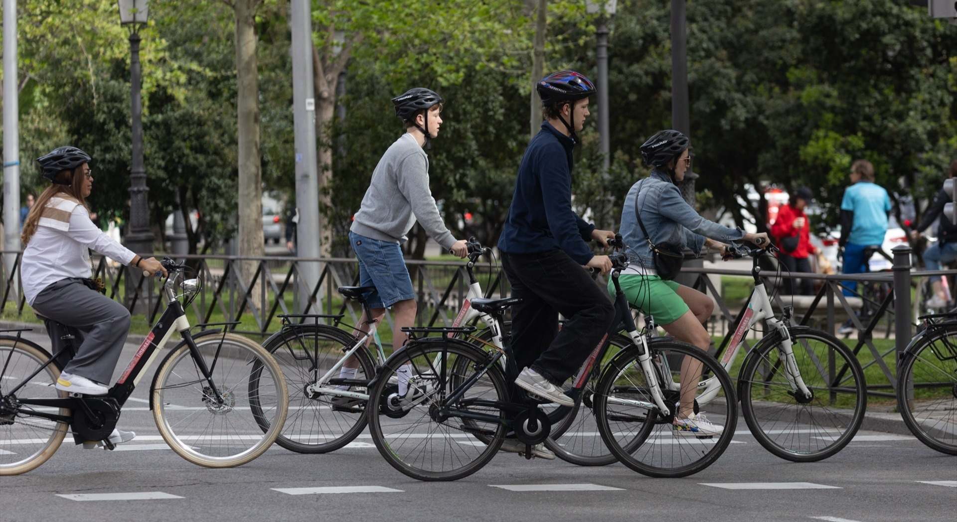 Varias personas en bicicletas eléctricas en Madrid (España)