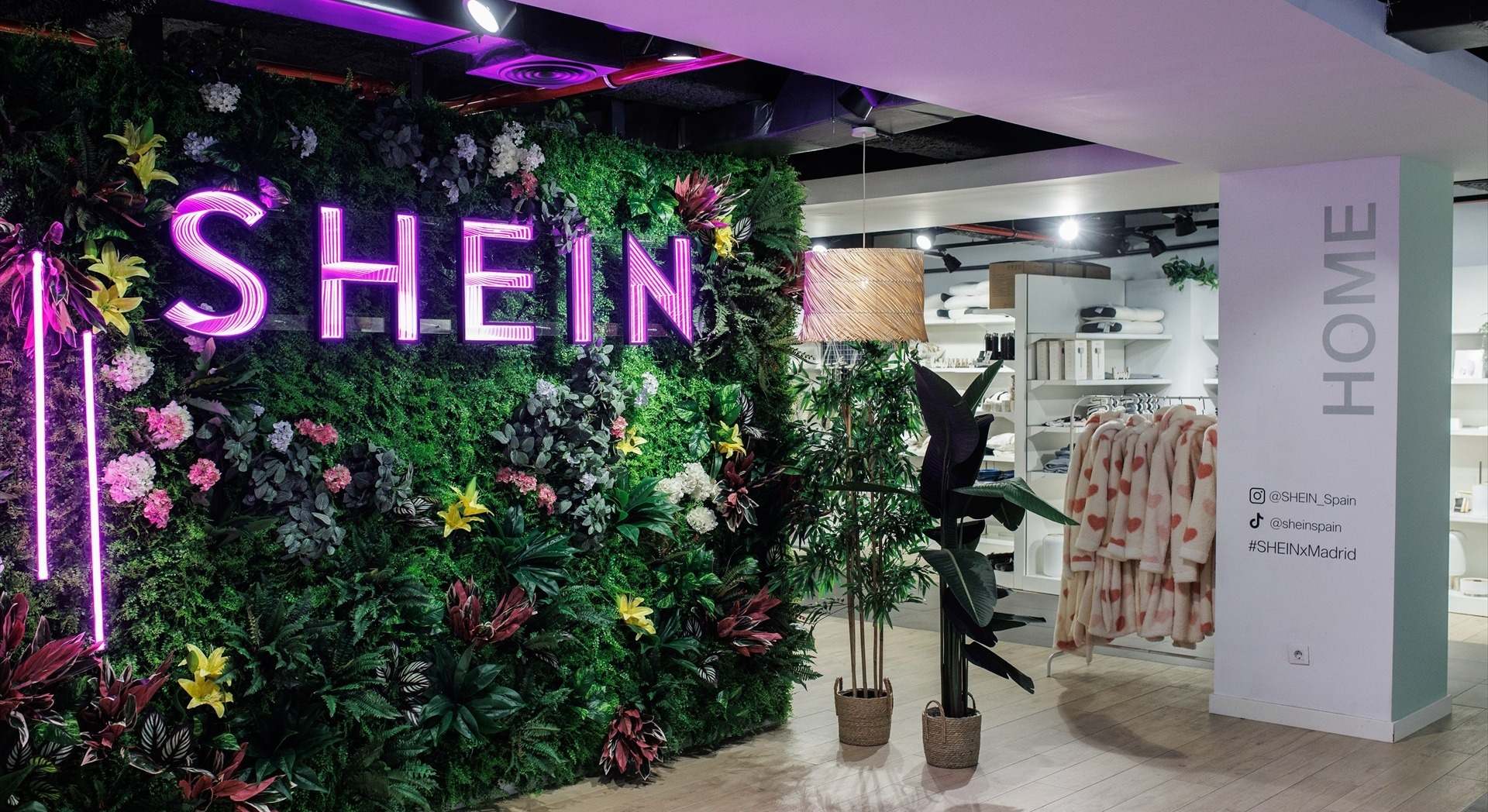 Letrero de Shein durante su inauguración, en el ABC Serrano en Madrid