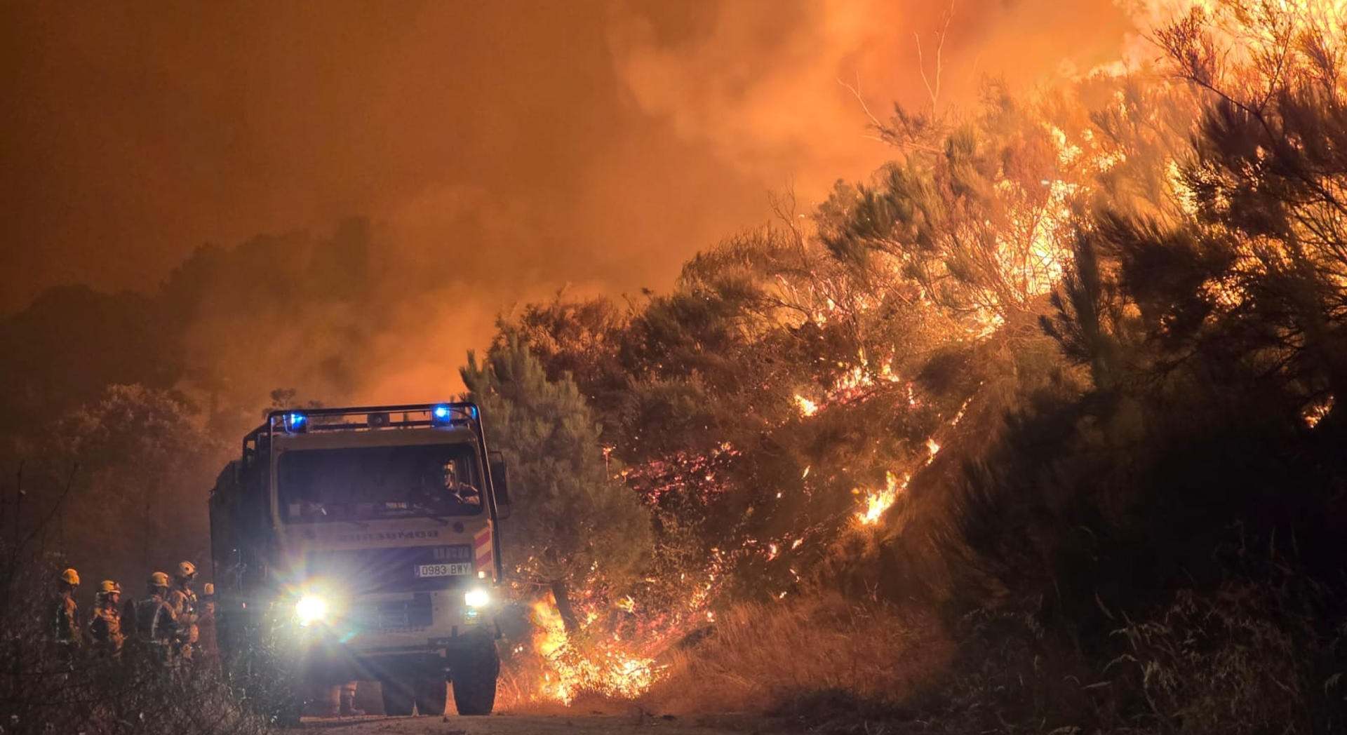 Bomberos voluntarios de Candeleda ayudan en la extinción del incendio en Cuevas del Valle