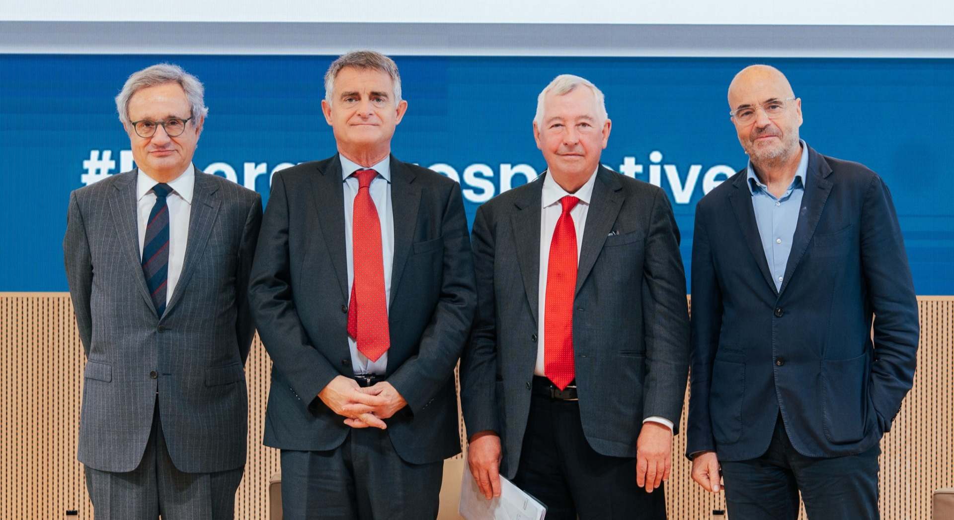 De izquierda a derecha: Rafael Villaseca, presidente de Fundación Naturgy, Alberto Pototschnig, Nick Butler y Javier Díaz Giménez, profesor de IESE Business School. ee