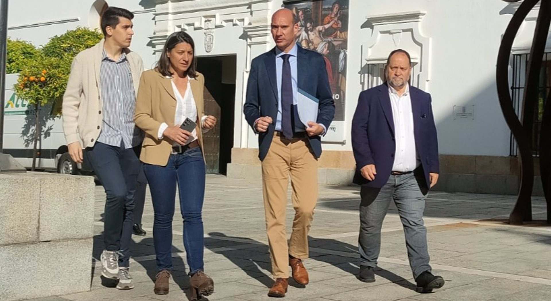 Miembros del Grupo Popular se encaminan a registrar la propuesta sobre la tributación de la producción eléctrica en la Asamblea de Extremadura.