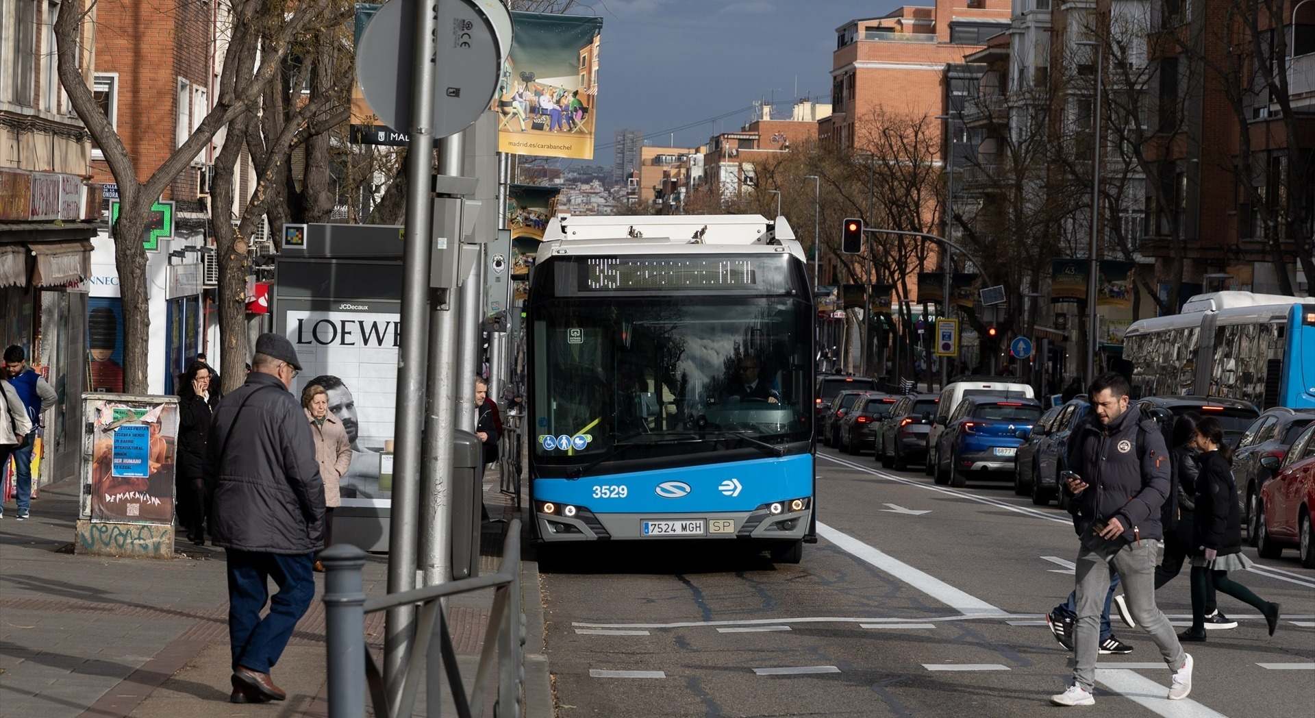 Autobús de la EMT de Madrid en una parada