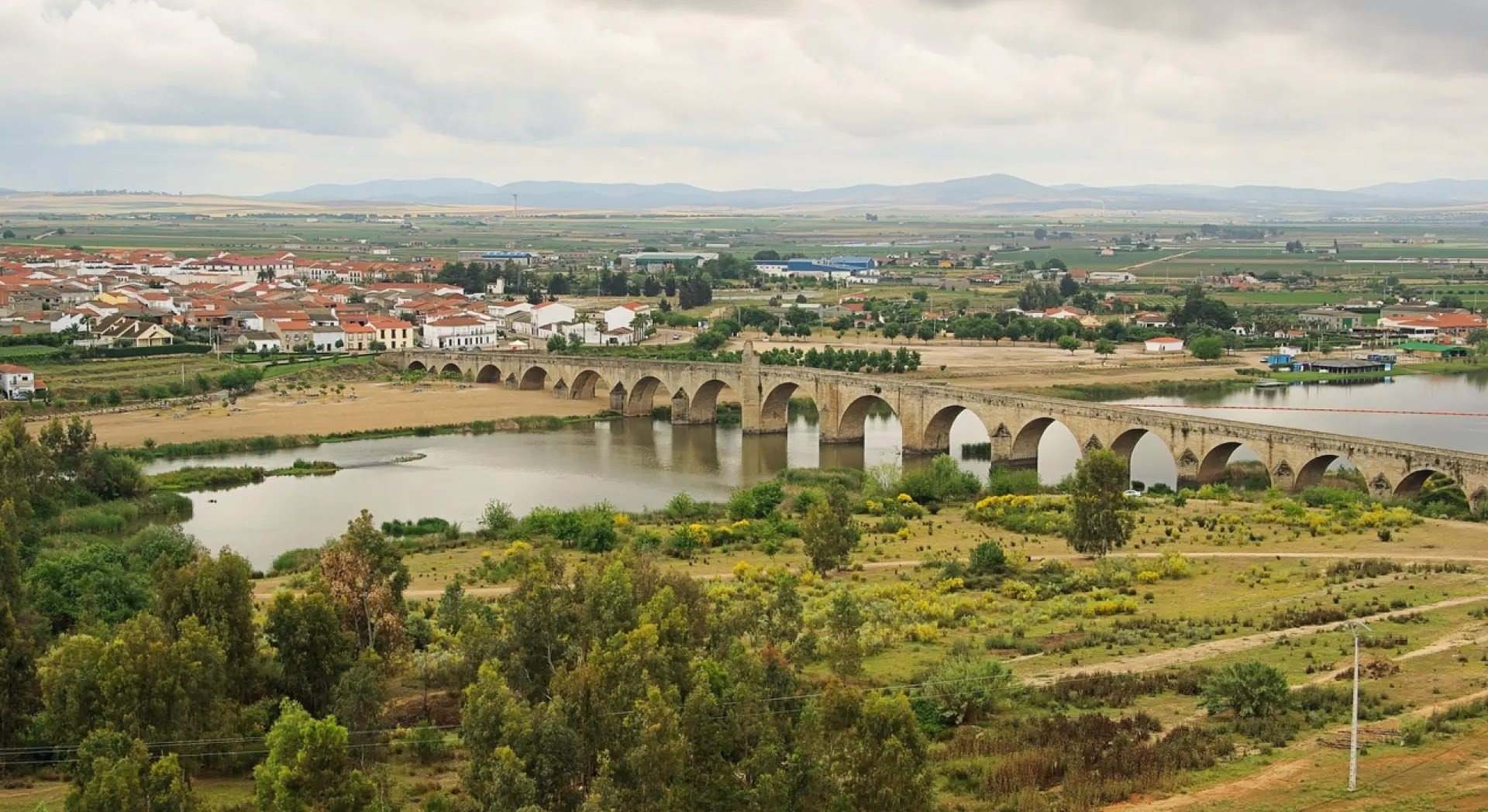 Río Guadiana a su paso por Medellín - SEO/BIRDLIFE MÉRIDA, 4 Sep. (EUROPA PRESS) -  La organización SEO/BirdLife ha reclamado a las administraciones el uso de soluciones naturales para el "control eficaz" del mosquito tigre en Extremadura.  Así, la SEO/Bi