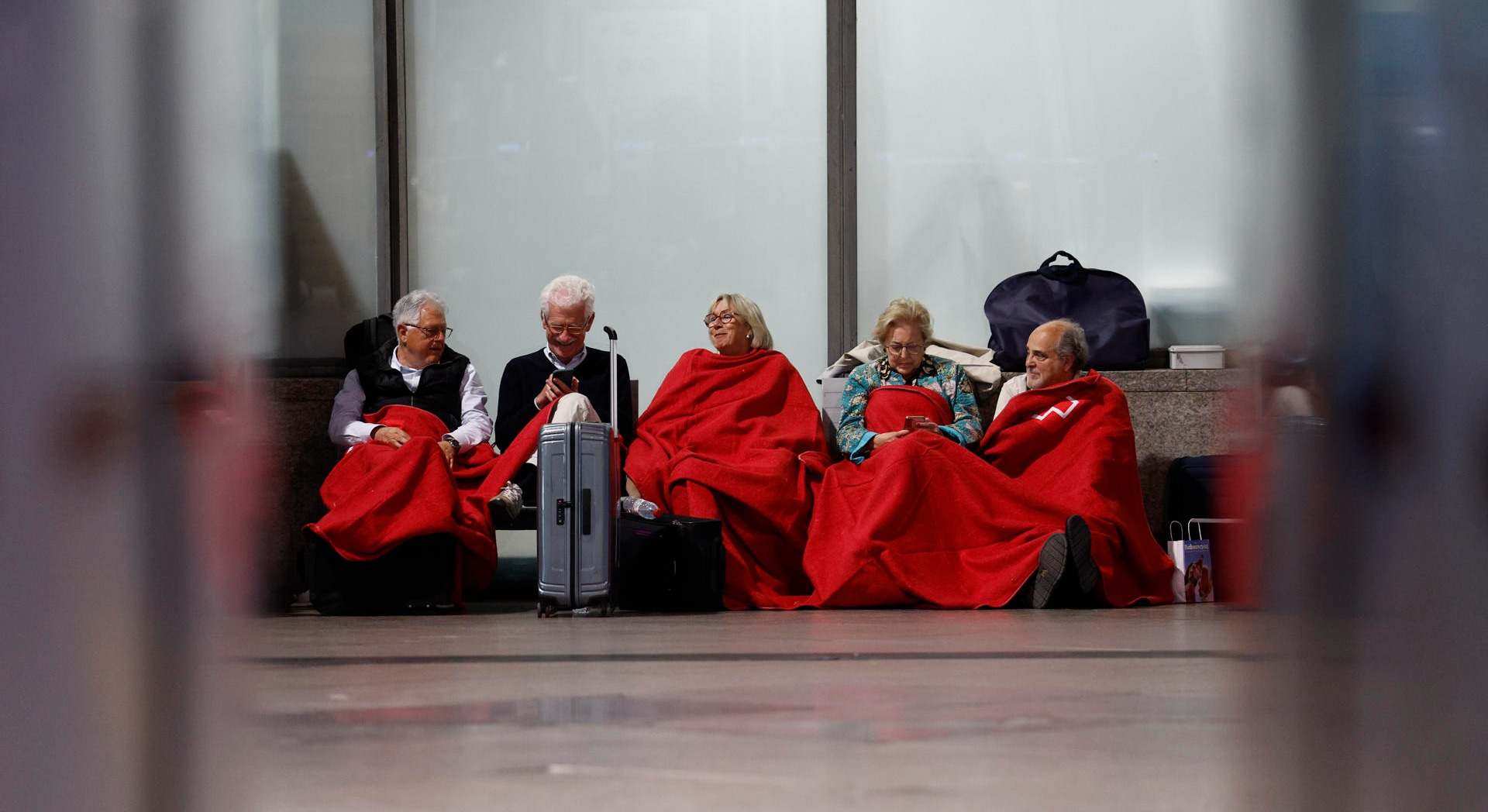 Personas con mantas en Atocha durante el apagón.