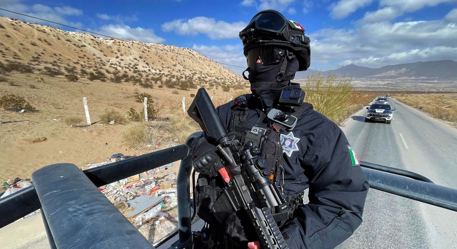 Un integrante de la Policía Estatal durante un operativo en la frontera en Ciudad Juárez (México). EFE/ Luis Torres