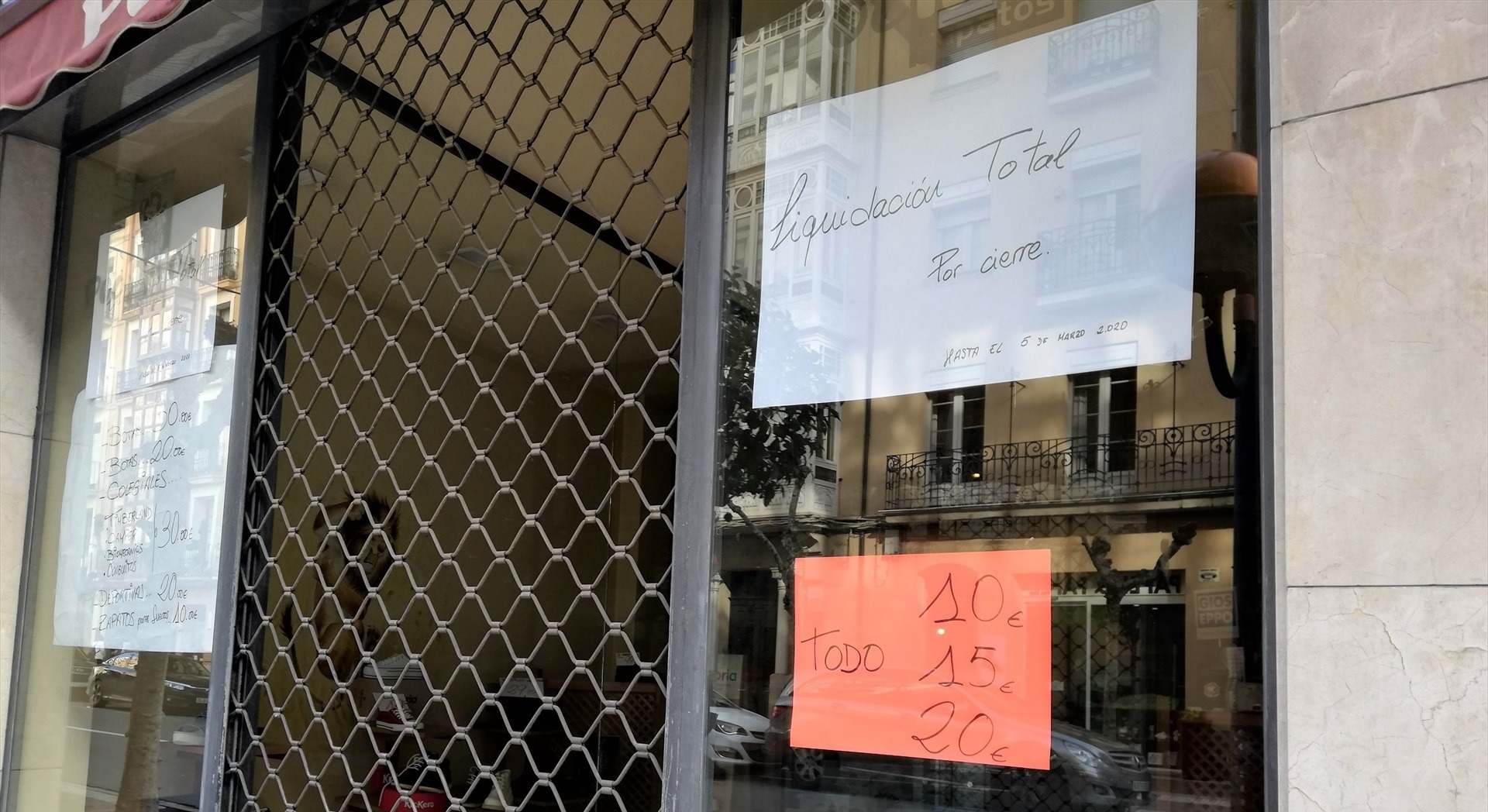 Escaparate de una tienda anunciando su cierre en Logroño | EP
