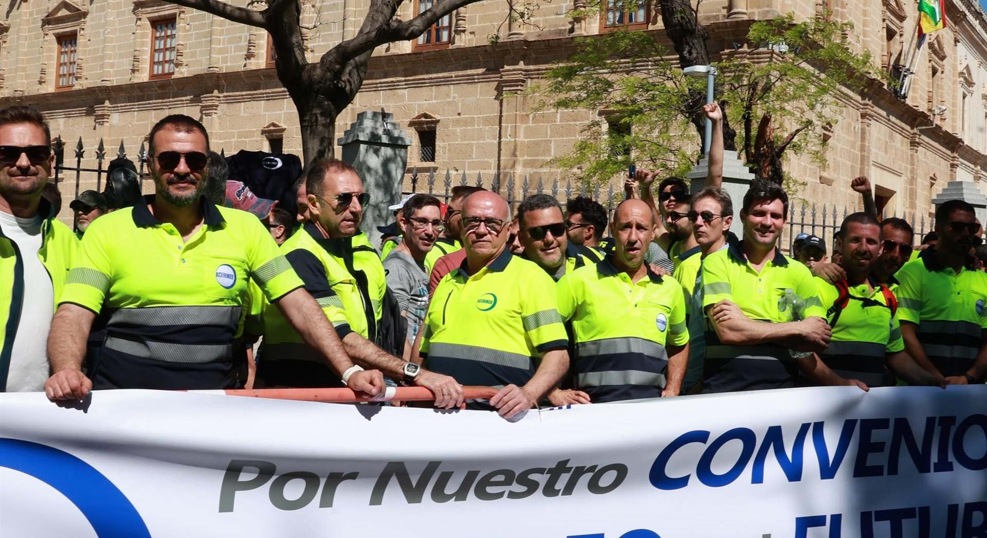 Protesta de trabajadores de Acerinox en el Parlamento andaluz.