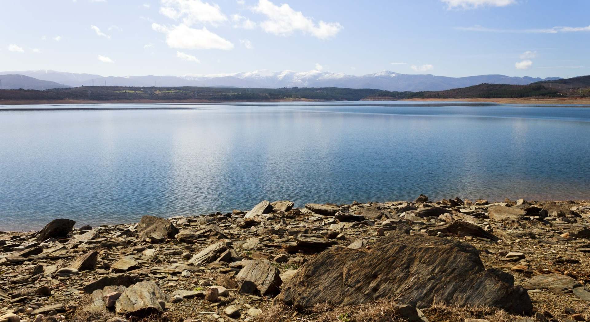 El embalse de Bárcena con los Montes Aquilanos al fondo, en El Bierzo / Ric Energy