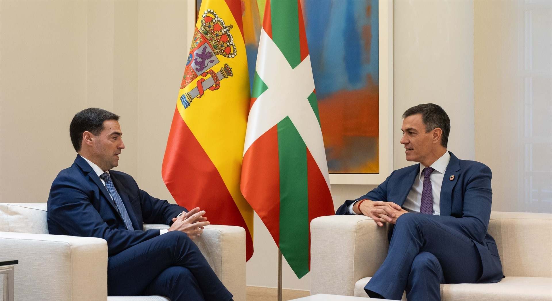 El presidente del gobierno, Pedro Sánchez, durante su encuentro con el lehendakari, Imanol Pradales, en noviembre de 2024