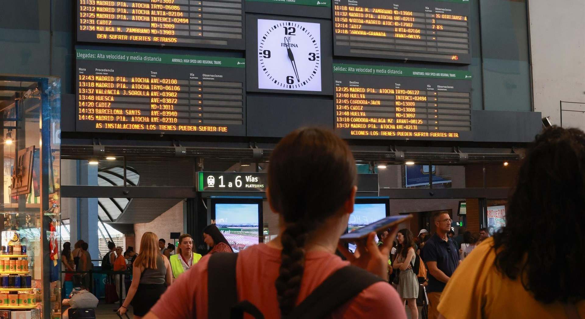 Viajeros en la estación sevillana de Santa Justa. EP