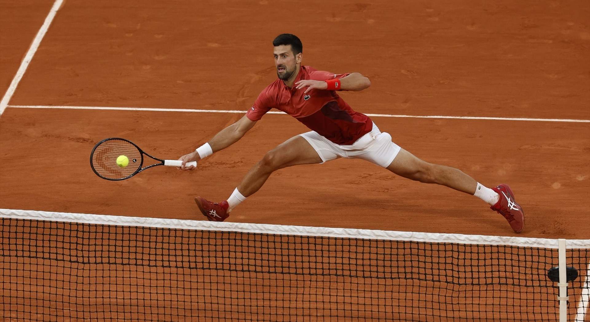 Novak Djokovic, durante un punto de Roland Garros 2024