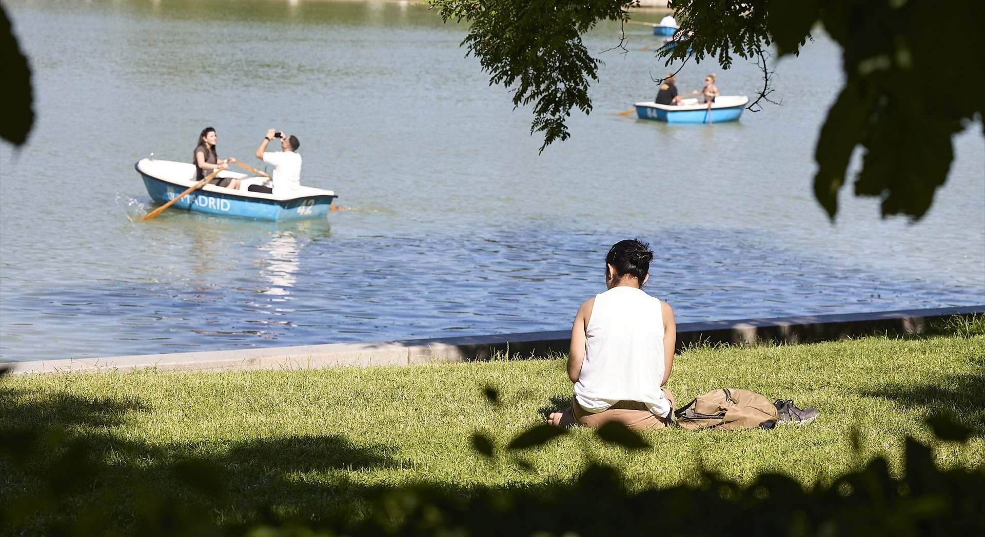 Ciudadanos se refrescan en el parque del Retiro
