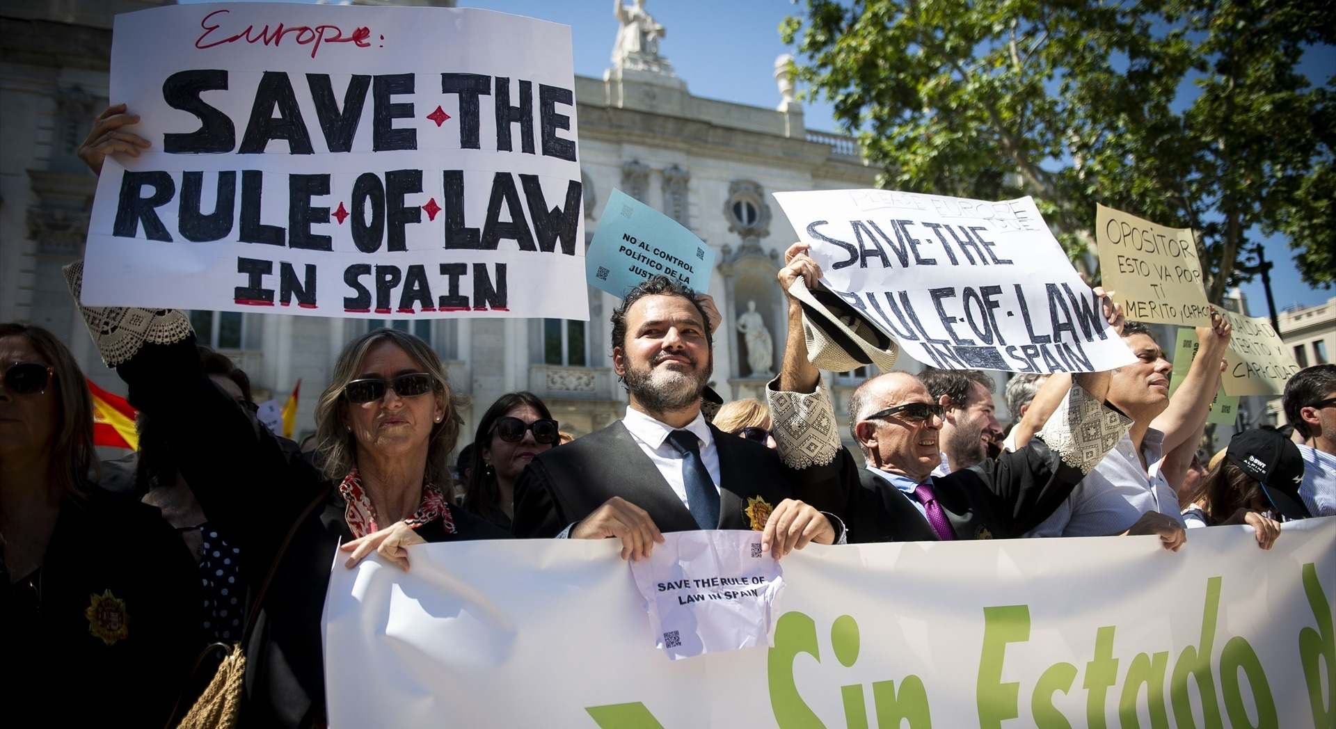 Varias personas durante una concentración de jueces y fiscales frente al Tribunal Supremo. / Foto: EP