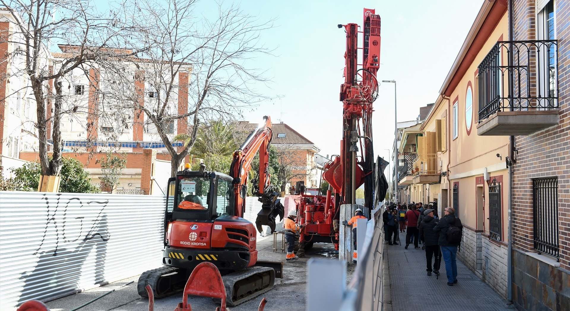 Derribo de las viviendas afectadas por la inestabilidad de los terrenos de la construcción de la línea 7B de Metro de San Fernando de Henares