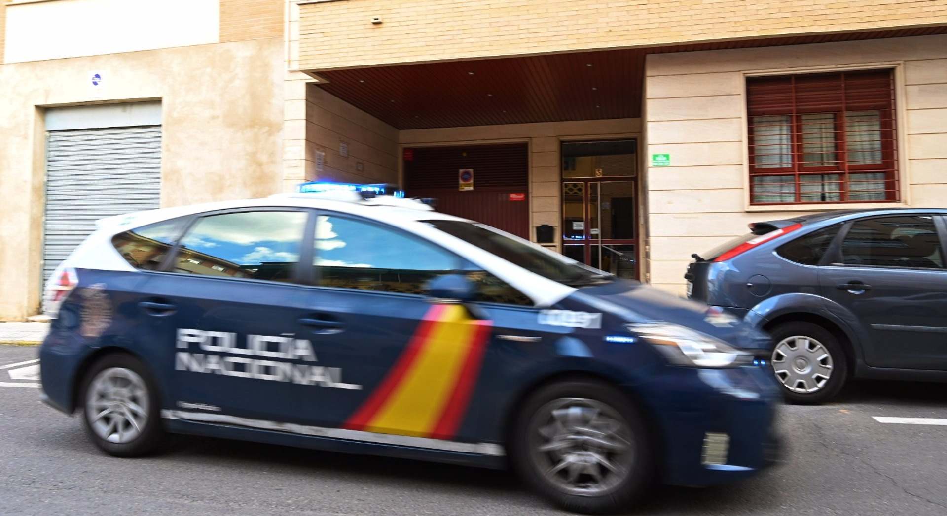 Un coche de la Policía Nacional en el portal donde presuntamente un menor de 17 años ha matado a su madre tras una discusión - Andrés Rodríguez - Europa Press