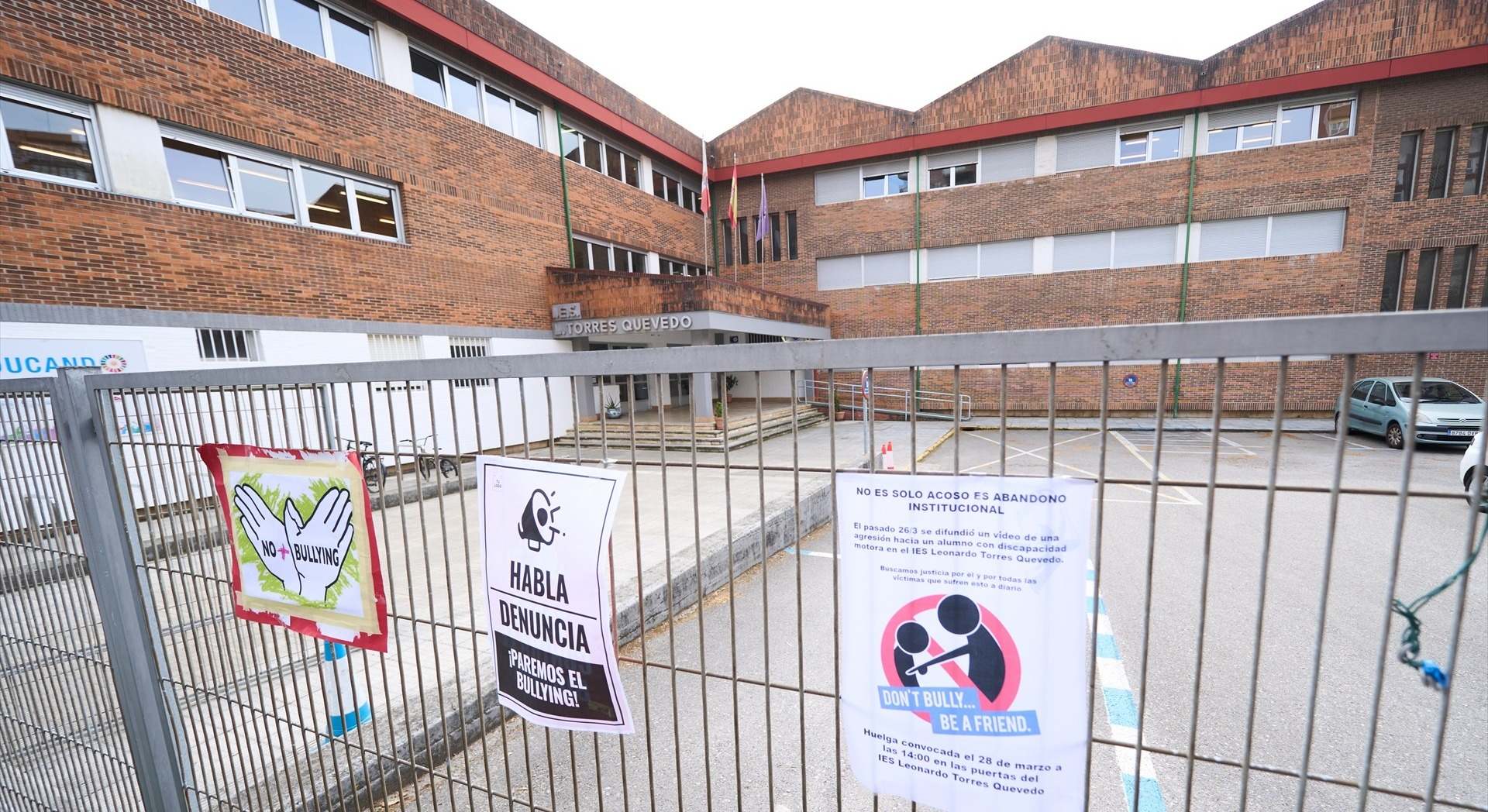 Carteles contra el acoso en la valla del IES Torres Quevedo de Santander