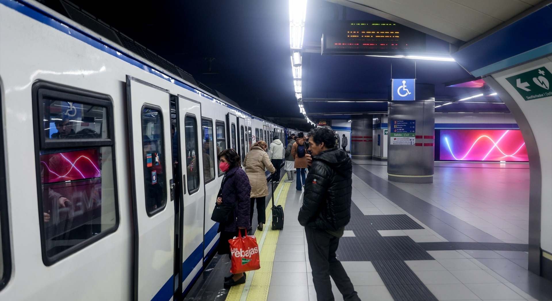 Varias personas entrando en el Metro de Madrid. / Foto: EP