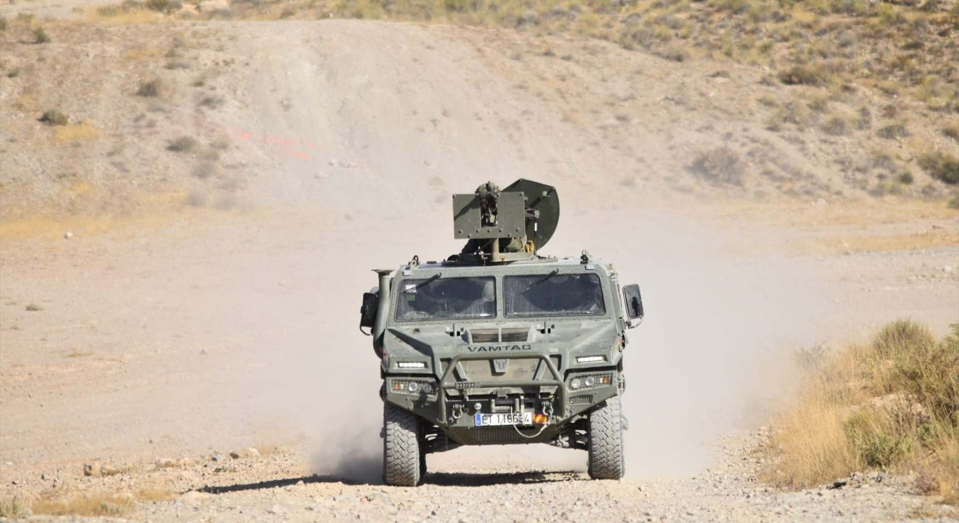 Un vehículo blindado en el campo de maniobras de Viator, en Almería