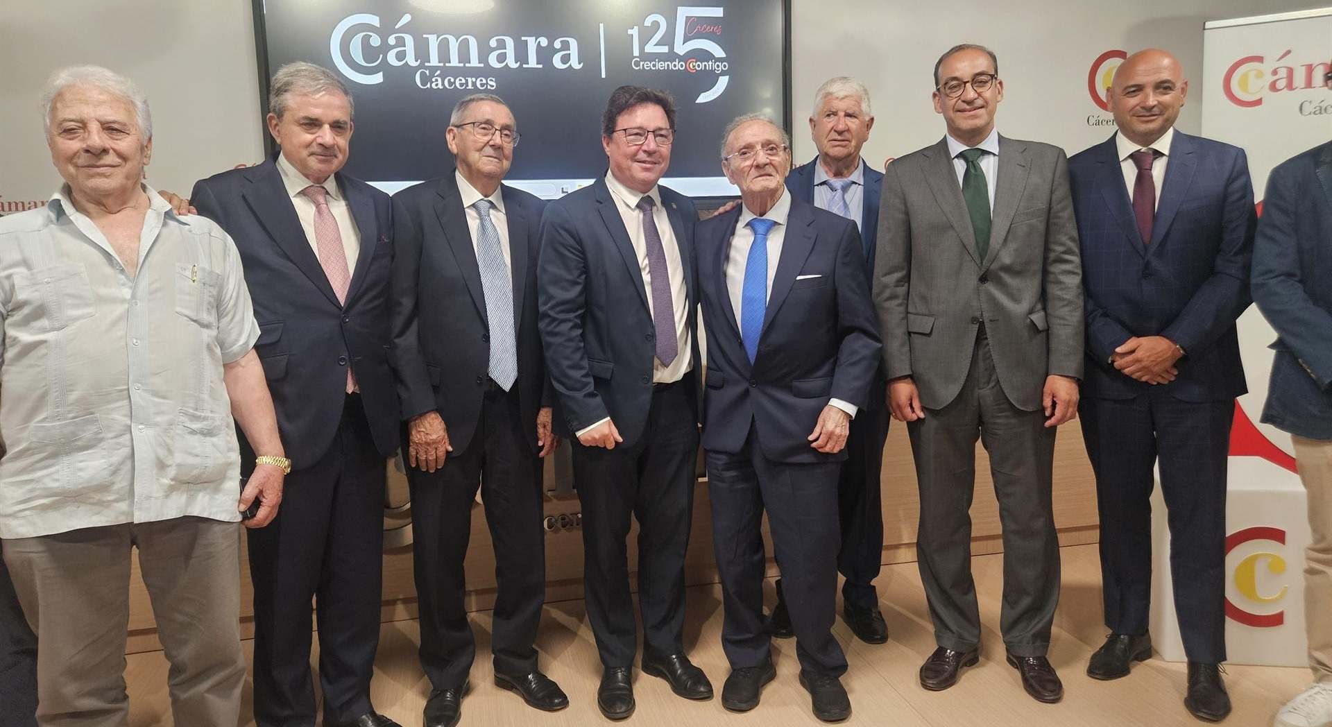 El consejero de Economía, Guillermo Santamaría, junto al alcalde de Cáceres, Rafael Mates, y representantes de las empresas premiadas por su excelencia
