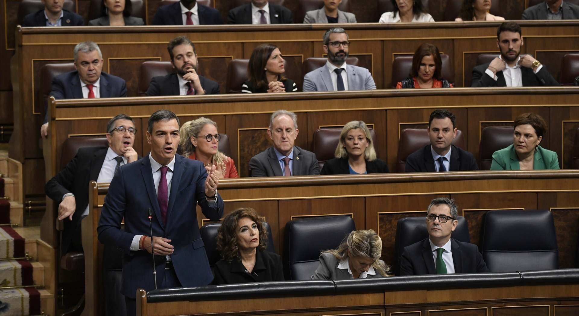El presidente del Gobierno, Pedro Sánchez, junto a la vicepresidenta primera, María Jesús Montero, en el Congreso | EP