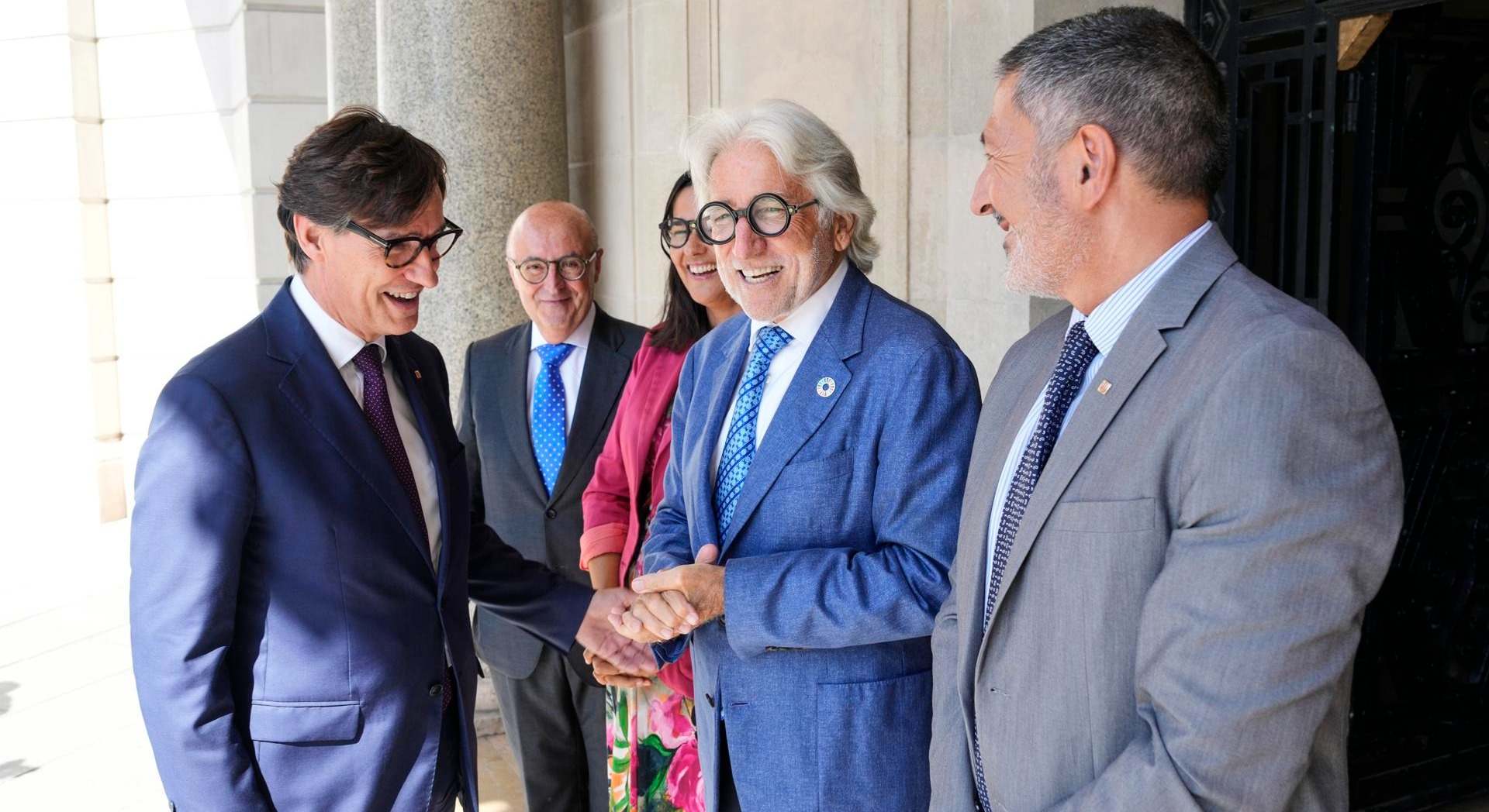 El jefe del Ejecutivo catalán, Salvador Illa, junto al presidente de Foment del Treball, Josep Sánchez Llibre | EFE
