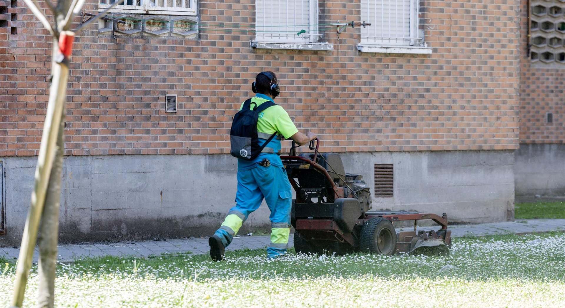 Un jardinero trabajando - Ricardo Rubio - Europa Press