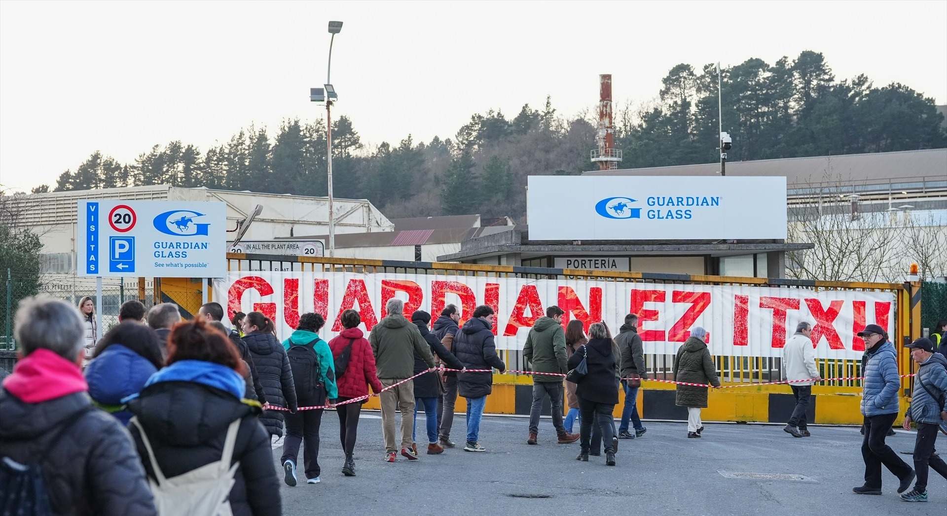 Trabajadores se concentran frente a la fábrica de Guardian Llodio