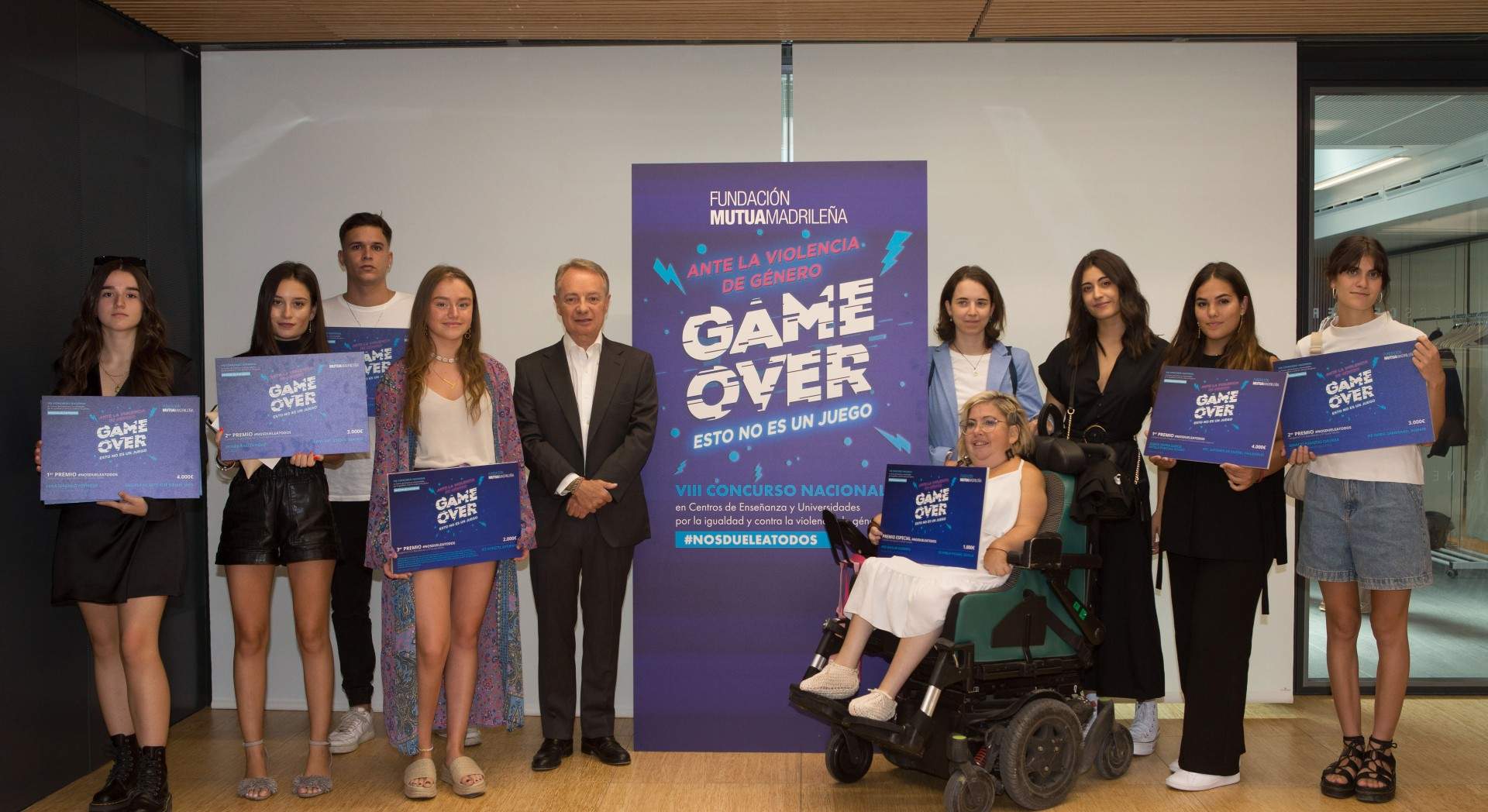 Ganadores-Nos-duele-a-todos-2022-con-Lorenzo-Cooklin-director-general-Fundacion-Mutua.jpg