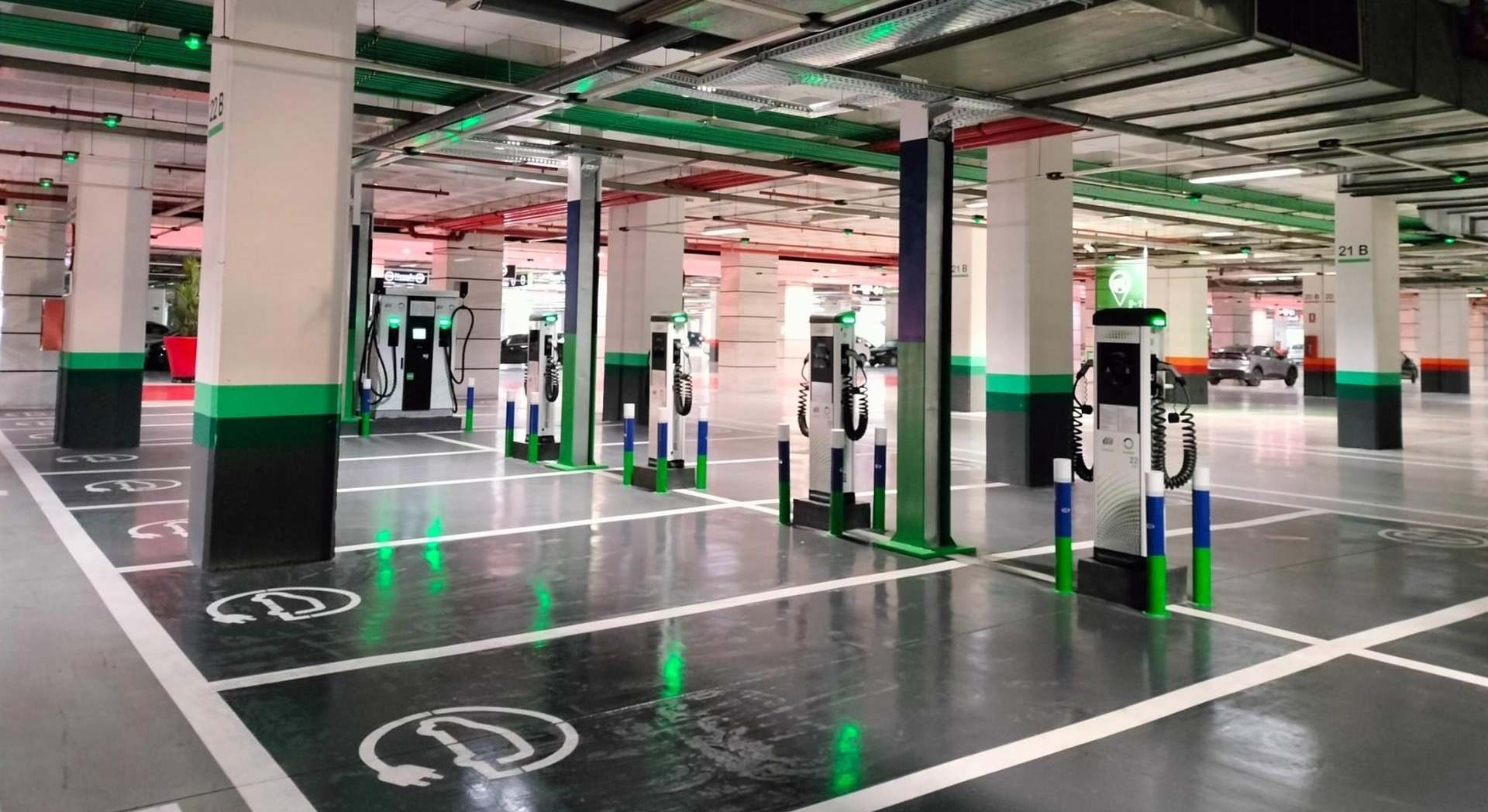 Puntos de recarga en el Centro Comercial Nevada.