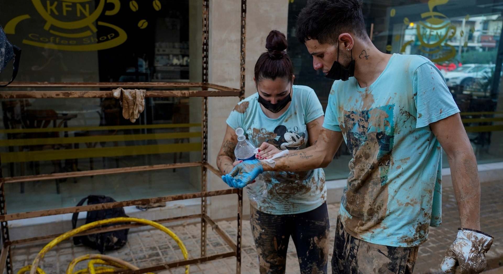 Varias personas ayudan en la limpieza de Sedaví, en Valencia
