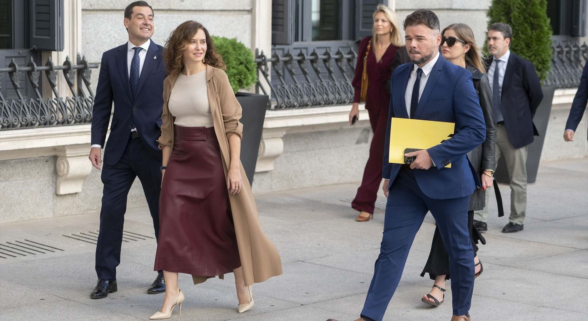 La madrileña, Isabel Díaz Ayuso, entra al Congreso con Juanma Moreno, junto a Gabriel Rufián (ERC) | EP 