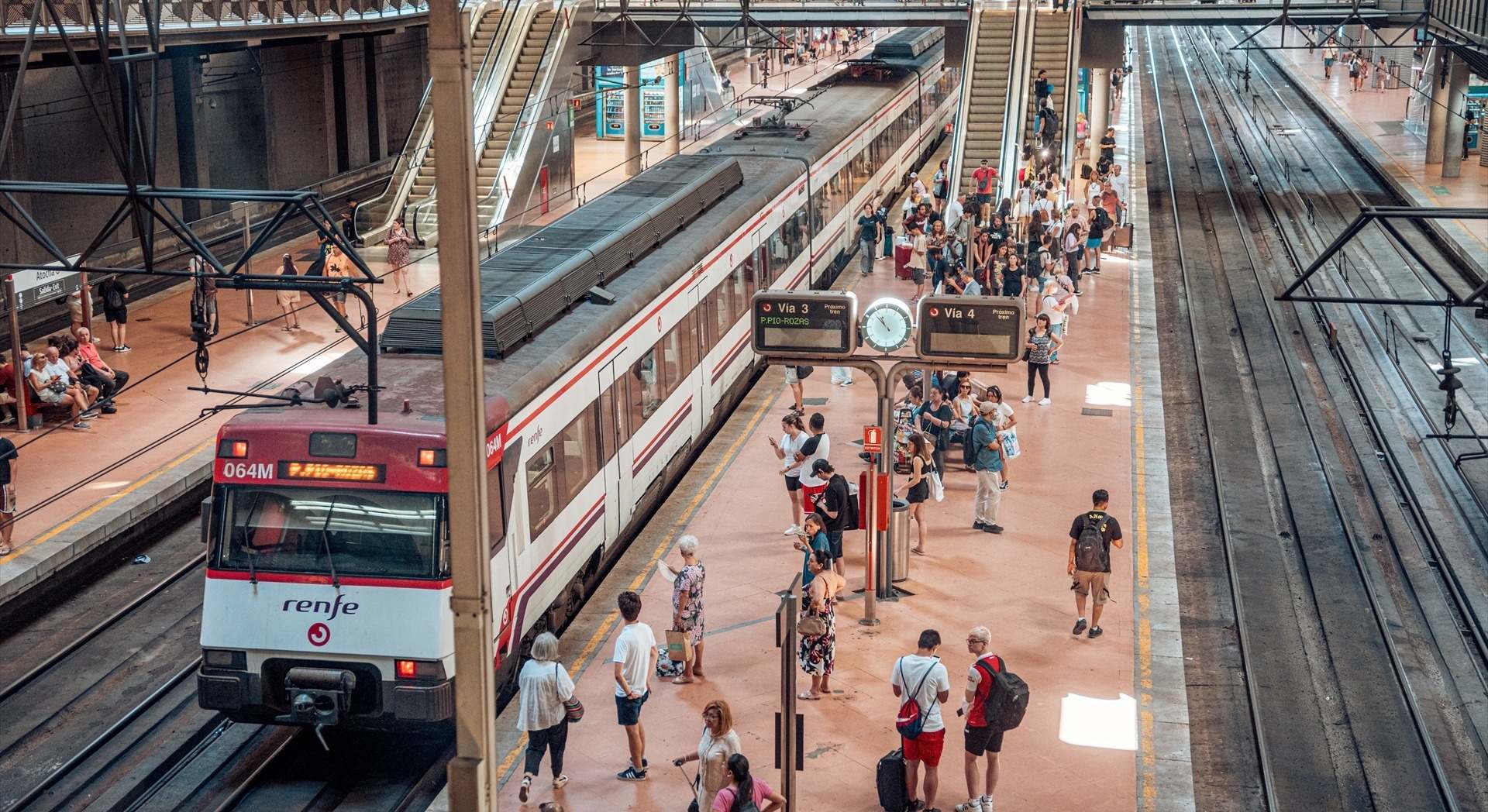 Tren de Cercanías Renfe parado en el andén de la estación de Atocha. / Foto: EP