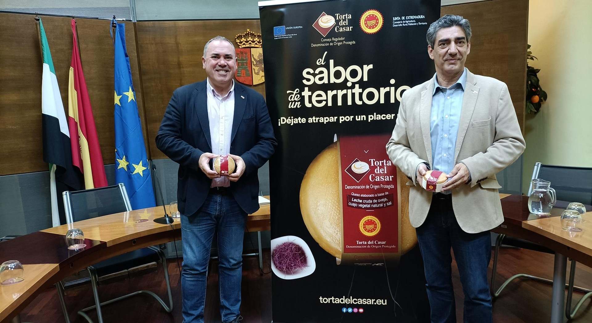 El presidente de la DOP Torta del Casar, Ángel Pacheco, y el gerente Javier Muñoz - EUROPA PRESS