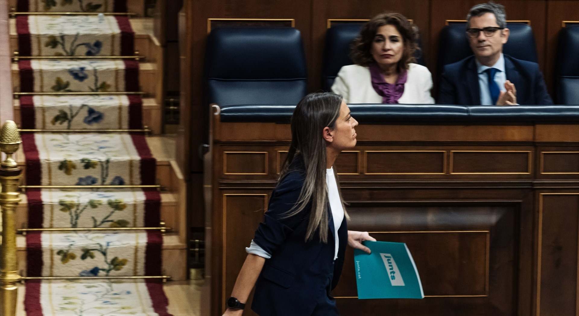 La portavoz de Junts, Miriam Nogueras, pasa delante de la vicepresidenta primera, María Jesús Montero | EP