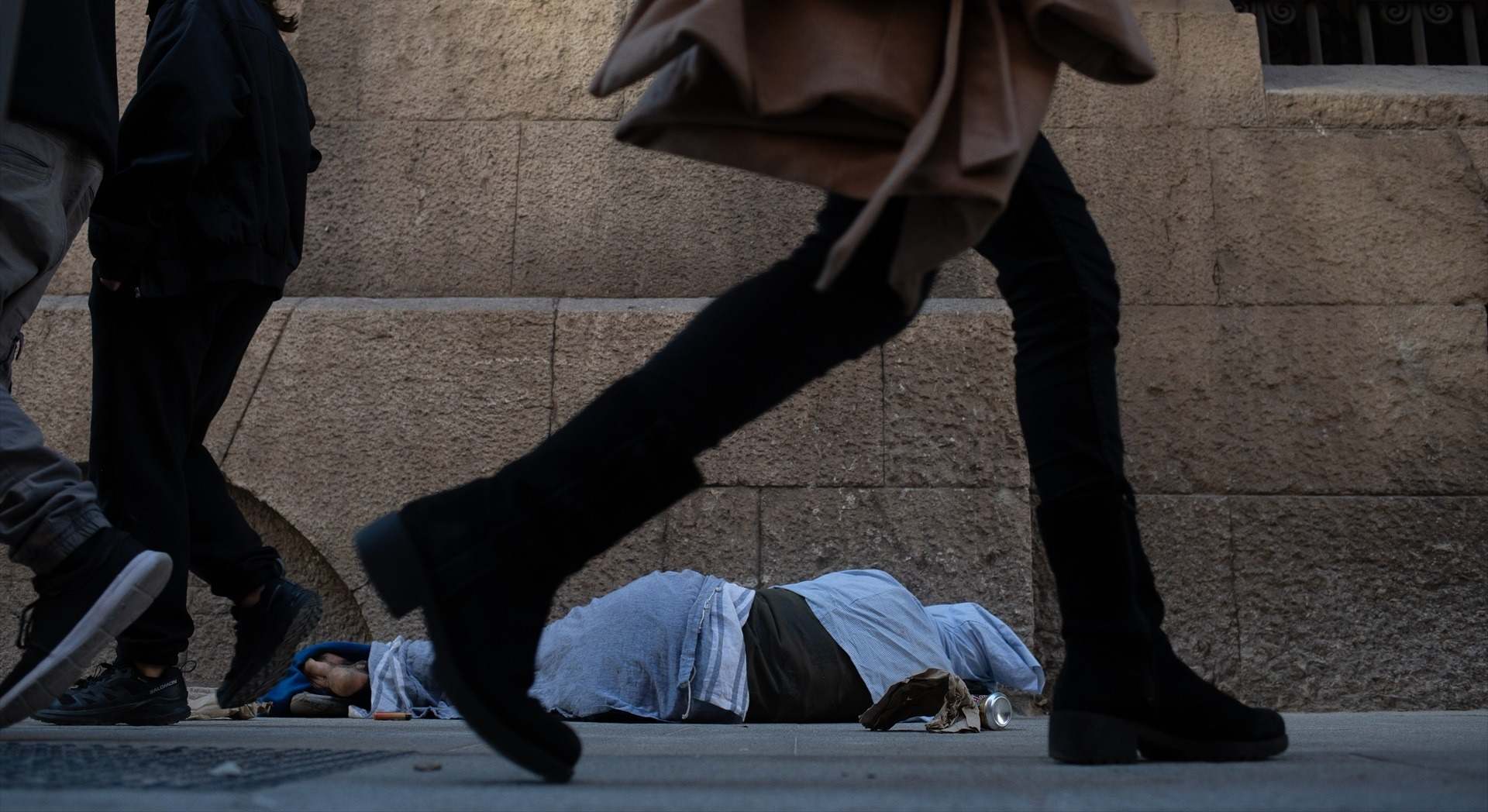 Una persona duerme en la calle, a 14 de diciembre de 2023, en Barcelona | EP