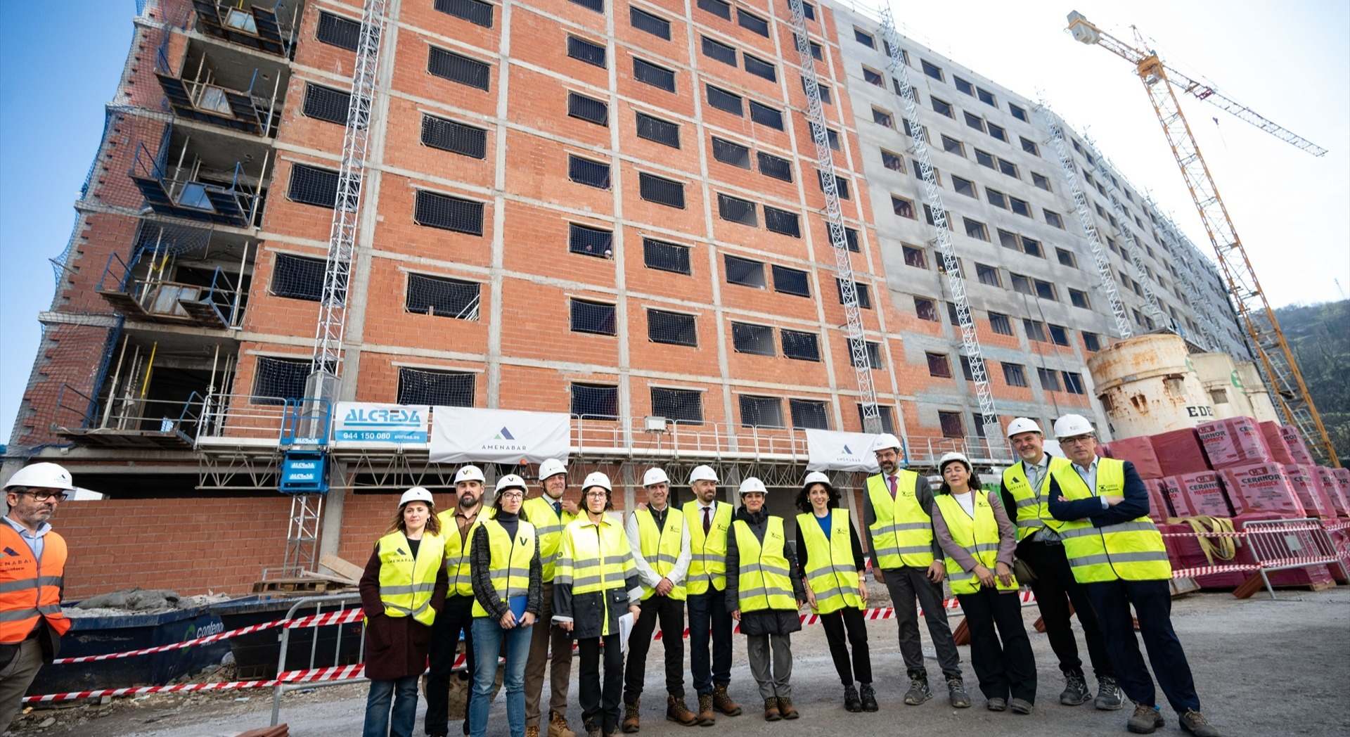 La ministra de Vivienda, Isabel Rodríguez y el consejero de Vivienda del Gobierno Vasco, Denis Itxaso, durante la visita a una promoción de VPO en Bilbao. Foto: Europa Press.